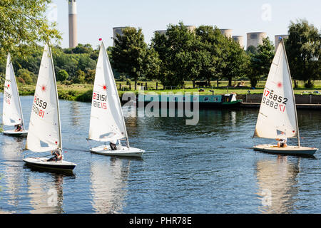 Barche sul fiume Trento Foto Stock