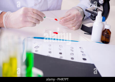 Sintesi del farmaco lab experimentnig con le pillole Foto Stock