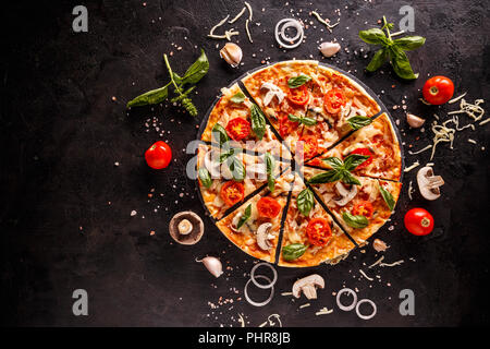 Una gustosa pizza con ciliegie, cipolle e funghi su sfondo nero Foto Stock