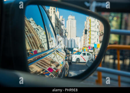 Gran Via riflessa sul retrovisore. Madrid, Spagna. Foto Stock