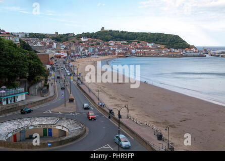 Scarborough, North Yorkshire, Regno Unito - 8 Agosto 2016: vista dal di sopra della South Bay beach e fronte mare in Scarborough con il castello e il porto Foto Stock