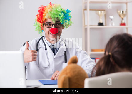 Funny pediatra con bambina a regolari check-up Foto Stock