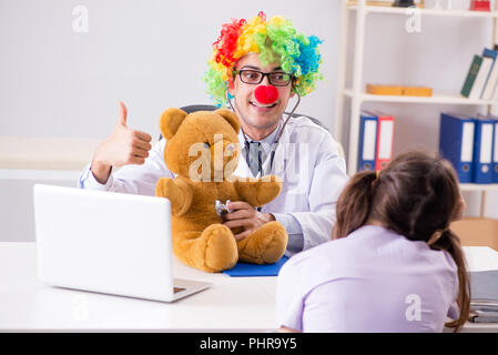 Funny pediatra con bambina a regolari check-up Foto Stock