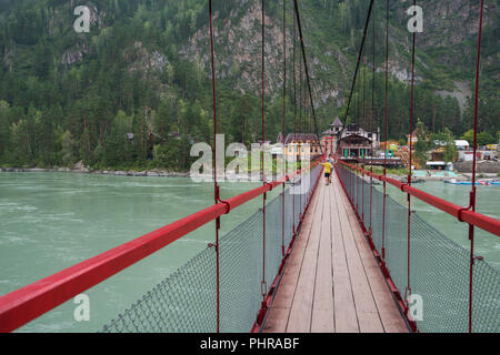 Sospensione ponte sul fiume di montagna Foto Stock