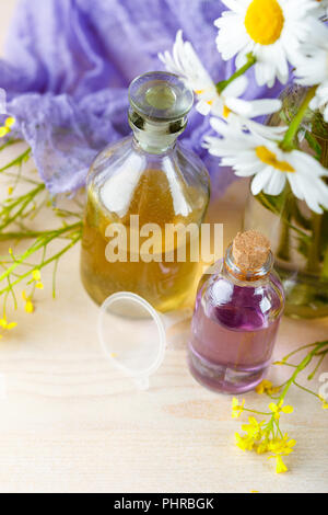 Oli essenziali e fiori selvatici Foto Stock