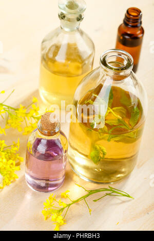 Oli essenziali e fiori selvatici Foto Stock