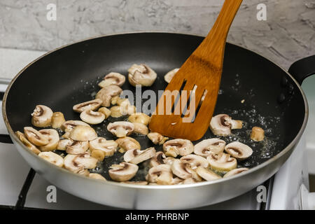 I funghi in padella Foto Stock