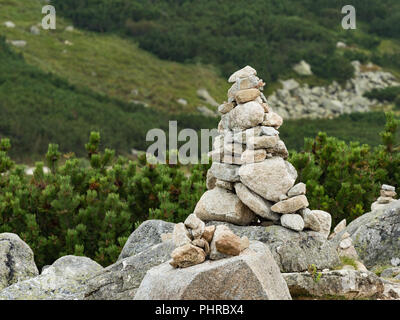 Piramidi di pietra nei monti Tatra. Skalnate pleso in Alti Tatra, Slovacchia Foto Stock