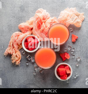 Due bottiglie di succo di anguria Foto Stock