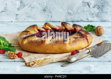 Torte fatte in casa con mirtilli rossi e noci. Foto Stock