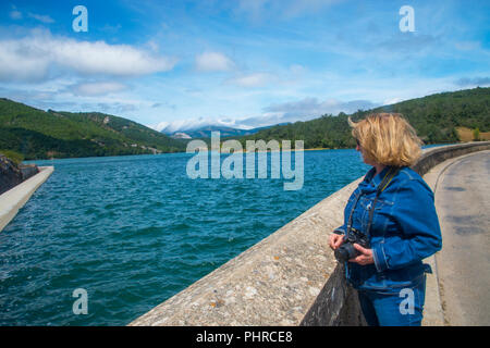 Turistico a Ruesga serbatoio. Ruesga, provincia di Palencia, Castilla Leon, Spagna. Foto Stock