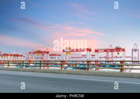 Contenitore terminale con autostrada in sunset Foto Stock