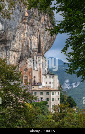 Madonna della Corona, Spiazzi e il Lago di Garda, Veneto, Italia, Europa Foto Stock