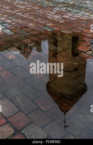 Bella riflessione in una pozza di una delle torri medioevali di Tallinn, Estonia Foto Stock