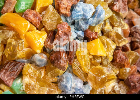 Closeup shot colorata di cristalli di calcite, sfondo geologico Foto Stock