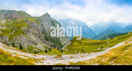 Vista panoramica delle Alpi dal Mangart sella, Slovenia Foto Stock