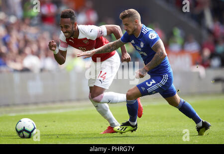 Dell'Arsenal Aubameyang Pierre-Emerick (sinistra) e Cardiff City è Joe Bennett battaglia per la palla durante il match di Premier League al Cardiff City Stadium. Foto Stock