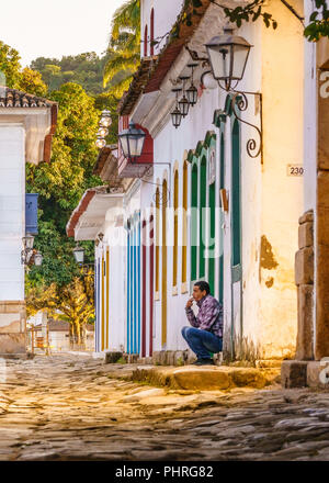 Paraty è una delle prime città in Brasile dove i portoghesi hanno lasciato le loro impronte nell'architettura della città. In Paraty, puoi rivivere th Foto Stock