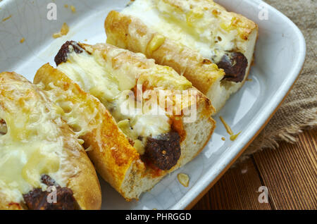 Cotta al forno formaggio peperoncino cani Foto Stock