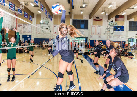 Jessie Gomez di Buena Alta Scuola del freshman/studente del secondo anno squadra di pallavolo fa contatto sulla palla da esterno in Westlake, la California il 25 agosto 2018. Foto Stock