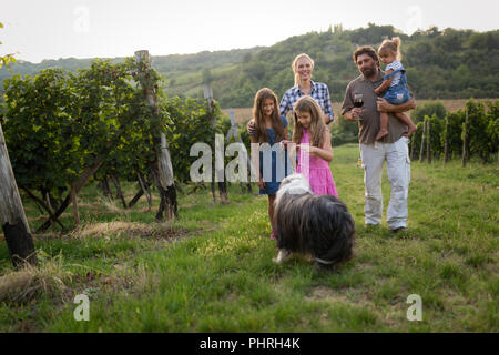 La famiglia felice gode di passeggiata in vigna Foto Stock