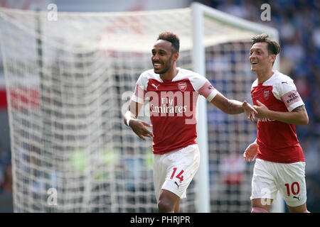 Dell'Arsenal Aubameyang Pierre-Emerick (sinistra) punteggio celebra il suo lato il secondo obiettivo del gioco con Mesut Ozil durante il match di Premier League al Cardiff City Stadium. Foto Stock