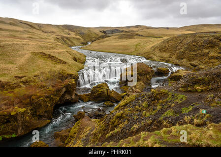La piccola cascata immediatamente al di sopra della cascata di Skógafoss nel sud dell'Islanda Foto Stock