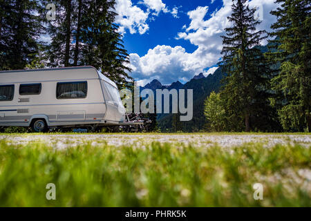 Vacanza per la famiglia in viaggio, viaggio vacanza in camper RV, Caravan auto vacanza. Natura Bella Italia paesaggio naturale delle Alpi. Foto Stock