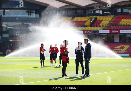 Watford's Nathaniel Chalobah (sinistra) parla con Tottenham Hotspur Harry Winks (centro) e Fernando Llorente prima della Premier League a Vicarage Road, Watford. Foto Stock