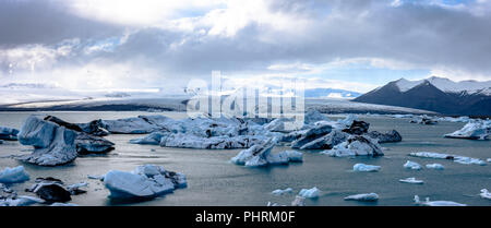 Iceberg galleggianti in laguna Jökulsárlón in Islanda Foto Stock