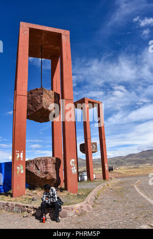 Scultura artistica di tre appese enormi blocchi di roccia, all'entrata di Tiwanaku sito archeologico, vicino a La Paz in Bolivia Foto Stock