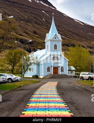 Il blu Seyðisfjarðarkirkja chiesa in Seyðisfjörður Affitto, est Islanda Foto Stock