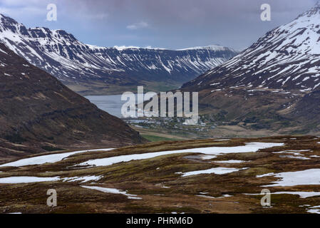 Seyðisfjörður Affitto come si vede dall'alto sopra la strada che conduce a Foto Stock