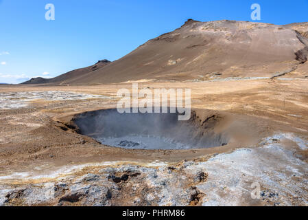 Fango bollente al Hverir spot geotermico nel nord dell'Islanda Foto Stock