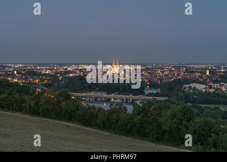 Vista sulla cattedrale e sulla città vecchia di Regensburg, Germania Foto Stock