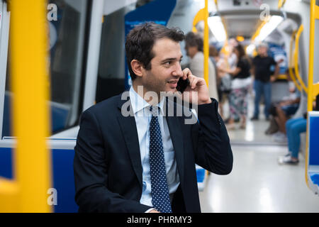 Ritratto di imprenditore parlando sul suo telefono cellulare mentre sta andando al lavoro