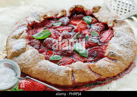 A forma libera (torta Galette) con fragole e basilico. Foto Stock