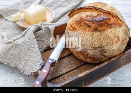 Pane di grano pane artigianale in una scatola di legno. Foto Stock