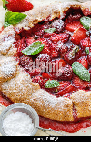 Dolci fatti in casa con fragole e basilico. Foto Stock