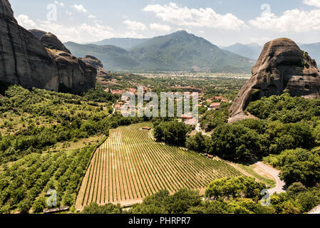 Meteore o Meteora monastero vigneti con la vista di Kalabaka e Kastraki villaggi, Tessaglia, Grecia Foto Stock