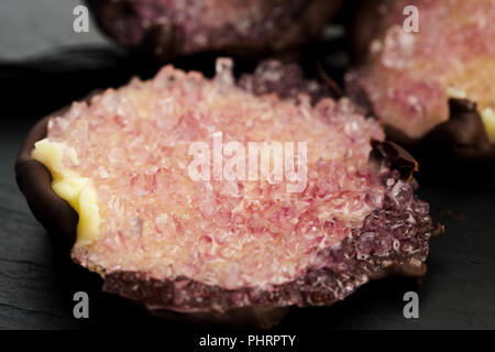 Commestibile di cristalli di zucchero su sfondo nero Foto Stock