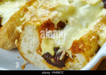 Cotta al forno formaggio peperoncino cani Foto Stock