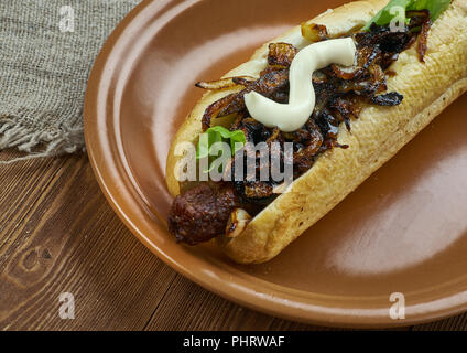 Birra caramellate cipolle e formaggio Cheddar Bratwurst Foto Stock