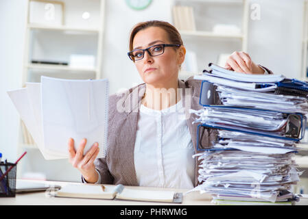 Imprenditrice molto occupato con documenti in corso Foto Stock