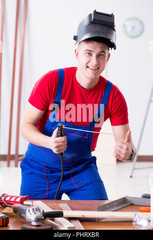 Imprenditore lavoro in officina Foto Stock