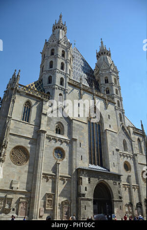 La gente sulla Stephansplatz davanti al Duomo di Santo Stefano a Vienna - Austria Foto Stock