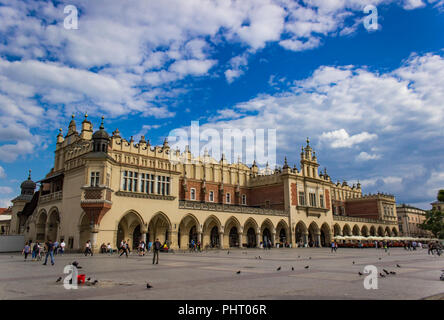 Cracovia in Polonia - Giugno 15, 2018: persone non identificate sulla piazza principale di Cracovia in Polonia. Cracovia è una delle più culturalmente e politicamente significativo Foto Stock