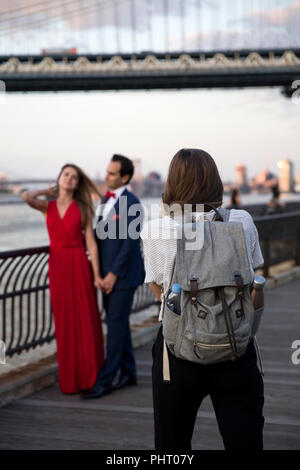 NEW YORK, Stati Uniti d'America - 25 agosto 2017: Unidentified coppie in viaggio di nozze a Brooklyn Heights in New York City. Brooklyn Heights è popolare wedding photoshooting p Foto Stock