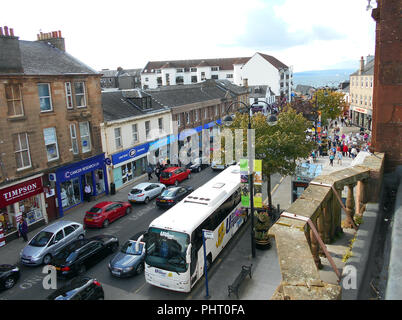 Guardando in giù la strada principale nella cittadina balneare di Largs, Scozia. La vista dal tetto di un ristorante dove cene di lavoro può guardare il trambusto di seguito! Largs, è stato per anni un famoso centro di villeggiatura per molte persone soprattutto da Glasgow. La sua posizione sul Firth of Clyde assicura che continuerà ad essere la domanda come un luogo con molte strutture per il tempo libero tra cui il traghetto per l'isola di Cumbrae e la città, Millport, che attrae anche numerosi villeggianti e turisti giornalieri. Foto Stock