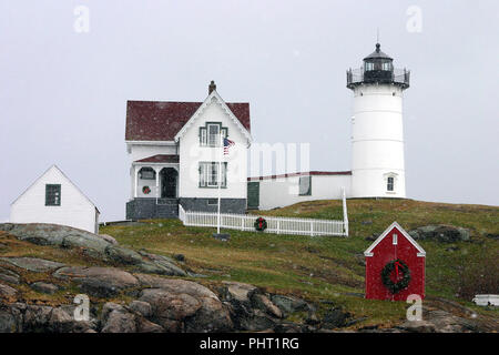 Cape Neddick 'Nubble' Faro, York Beach, Maine, Costa Atlantica, Stati Uniti con keeper's house Foto Stock